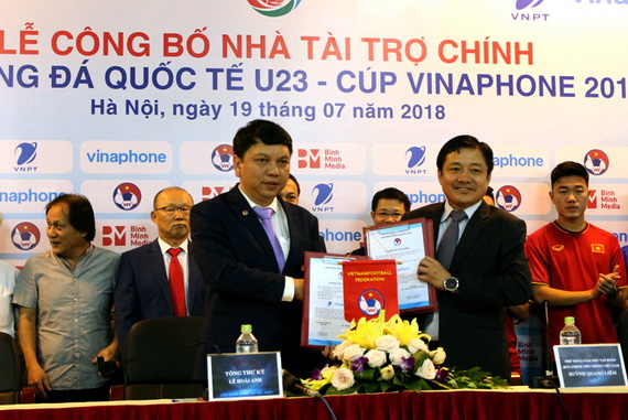 Ông Huỳnh Quang Liêm ký chứng thư xác nhận là nhà tài trợ chính của giải